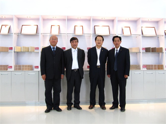 天意公司董事长与国家科技部高新司司长耿站修国家建筑行业生产力促进中心顾惠元主任在公司展厅合影