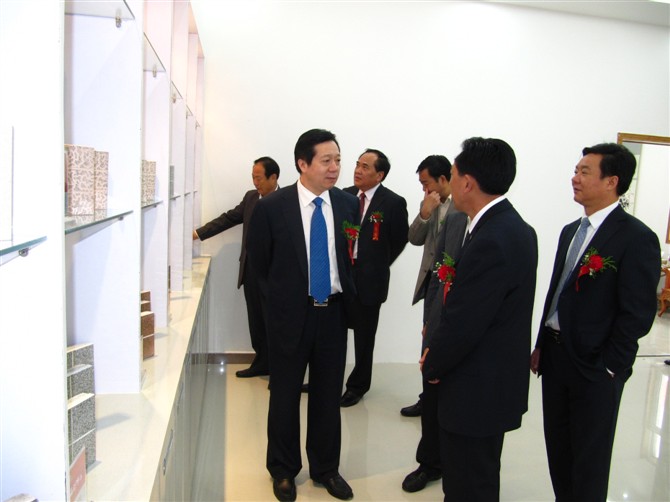 信阳市市委书记郭瑞民与天意集团公司董事长一起在展厅参观指导