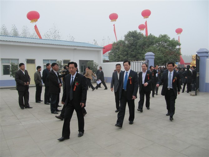 信阳市市委书记郭瑞民一行与天意集团董事长一起在来到天意集团信阳二分厂展厅参观指导